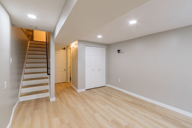 Building Photo - Three Bedroom Graduate Hospital Townhome