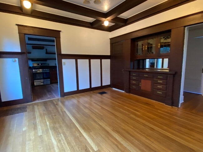 Building Photo - 4 bed 2 bath home in NE Portland for Rent