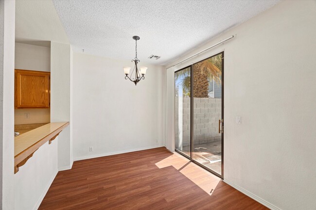 Building Photo - Centrally located Townhome/Fenced Yard