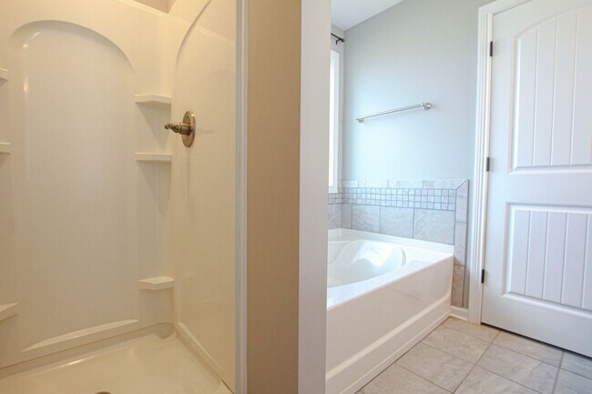 Building Photo - Pet Friendly Three Bedroom!