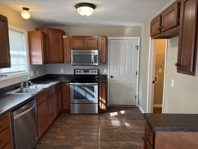 Building Photo - Beautiful Home in Deer Lake Estates