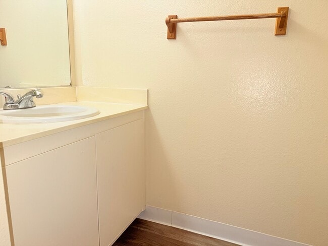 Building Photo - 2 bedroom 1.5 bath 2 story townhome