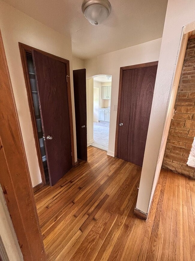 Building Photo - HUGE NICE 3BR SINGLE FAMILY HOME, PARKING,...