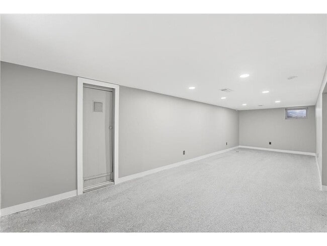 Building Photo - 1697 Rose Pl W