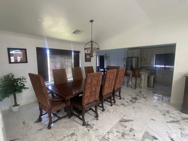 Building Photo - Fully Furnished 3 Bedroom Rental on the Go...