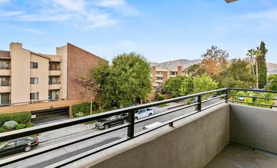 Building Photo - 439 Oak St