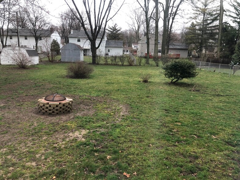 Large back yard - 3660 N Mccord Rd
