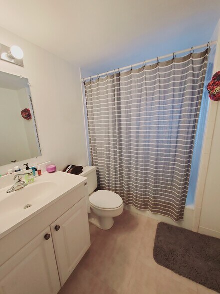 Building Photo - 22 Cove Rd