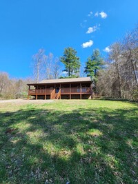 Building Photo - LOCATION! Black Mountain Log Cabin with a ...