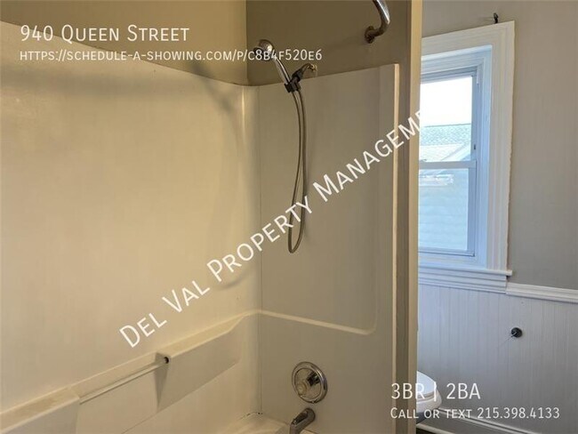 Building Photo - 940 Queen St