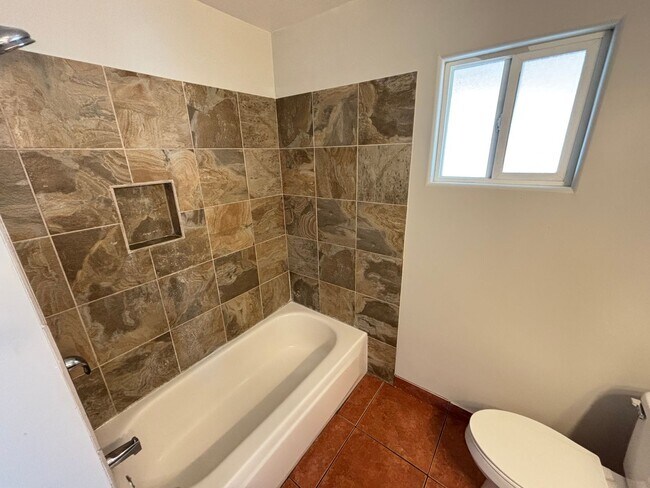 Building Photo - Beautiful 3Bed/2Bath Home located in South...