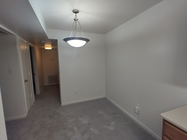 Building Photo - 600 Reusens Rd