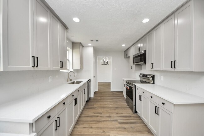 Building Photo - 3400 Surrey Ln