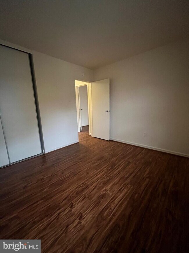 Building Photo - Modern Townhouse Living in Alexandria's Prime Location