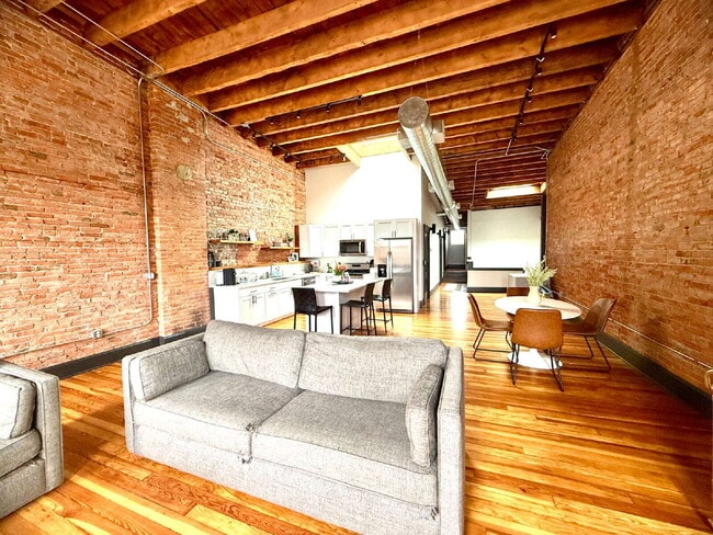 Building Photo - Beautifully Refinished Historic Downtown Apartment!