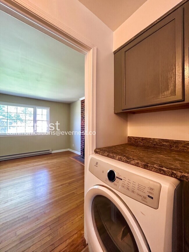 Building Photo - 3 Bed, 1.5 Bath Home with Off-Street Parking / Pet-Friendly / Available Now!