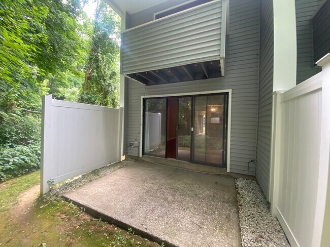 Building Photo - 555 Russell Rd