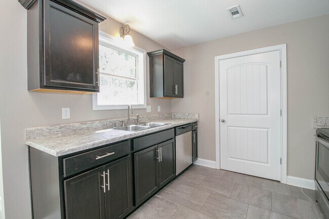 Building Photo - 209 Azalea Dr