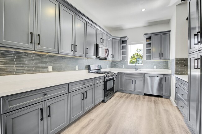 Building Photo - West Oakland Stylish 2/1 Flat - Completely...