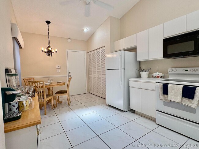 Building Photo - 7702 Majestic Palm Dr