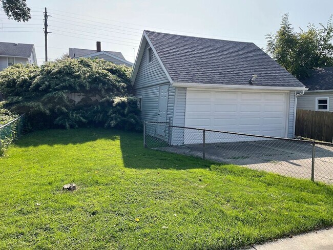 Building Photo - Three bedroom 1 1/2 bathroom home for rent