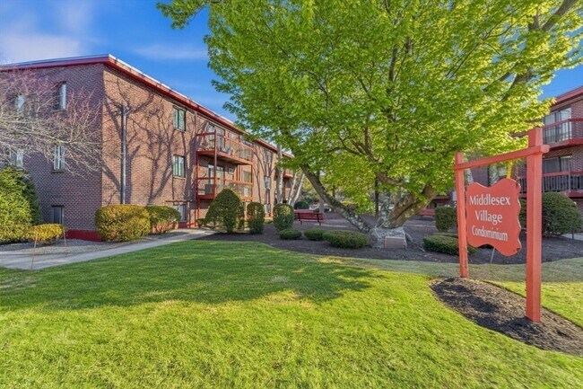 Building Photo - 1011 Main St