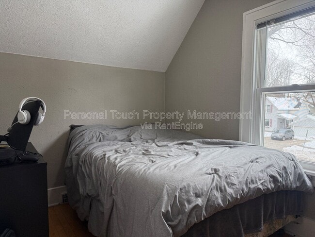 Building Photo - 606 5th St S