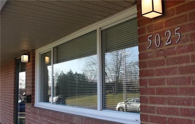 Building Photo - 3 Bedroom home with fenced in backyard and...