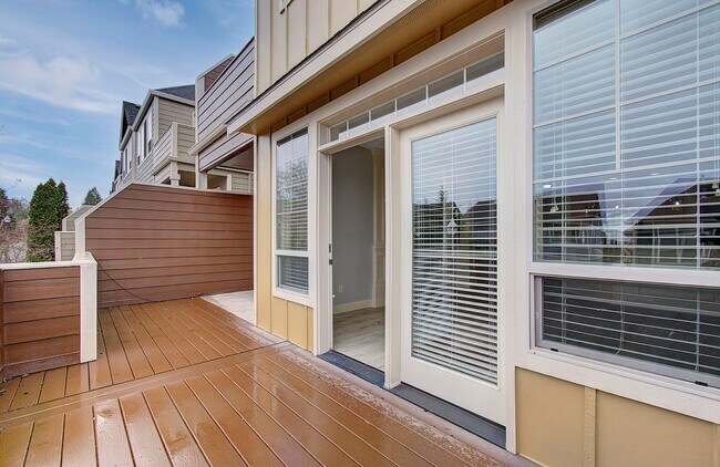 Building Photo - Beautiful 2 Story Town Home - Riverview Terrace Washougal!