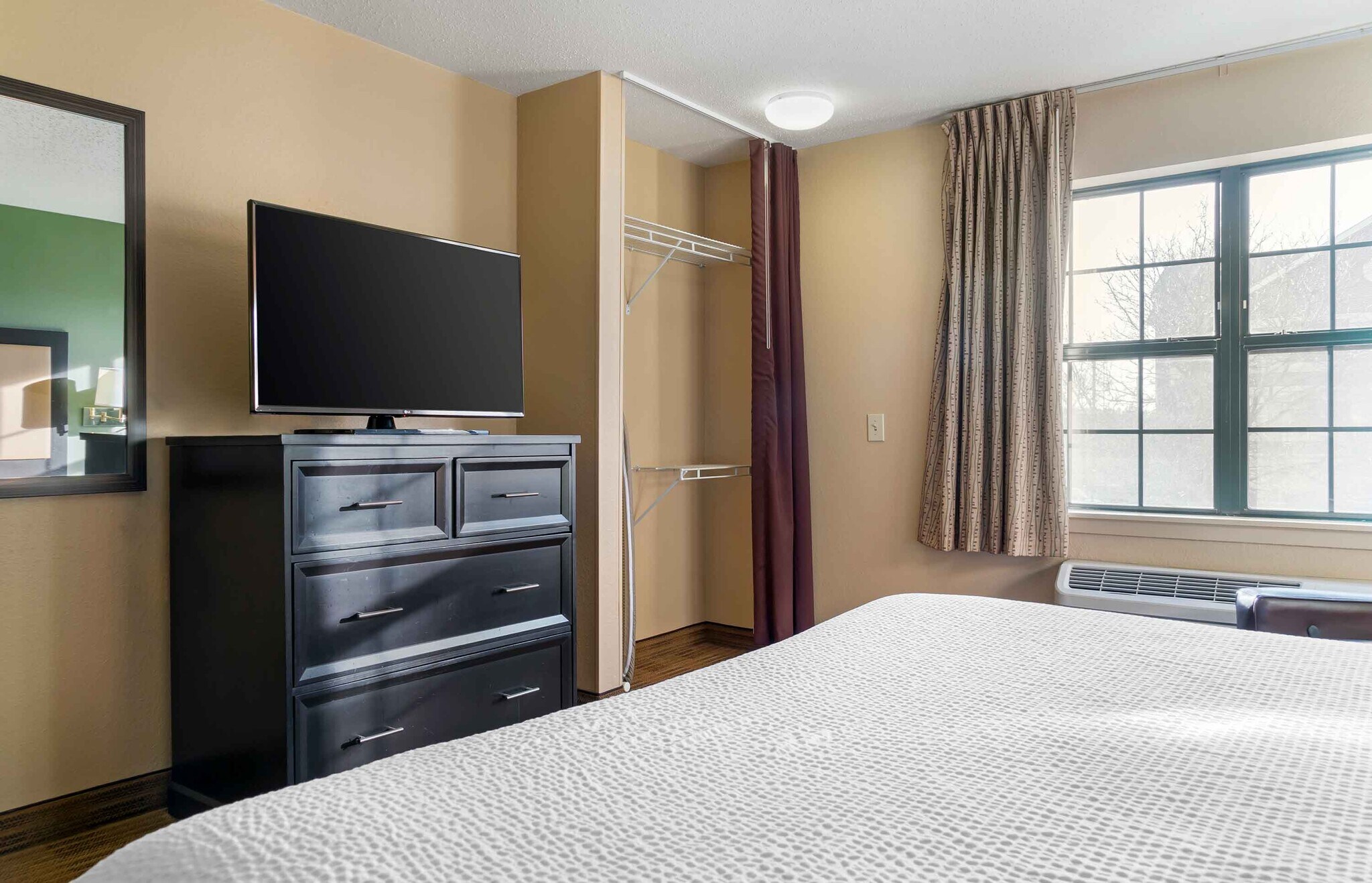 Building Photo - Furnished Studio-Detroit - Farmington Hills