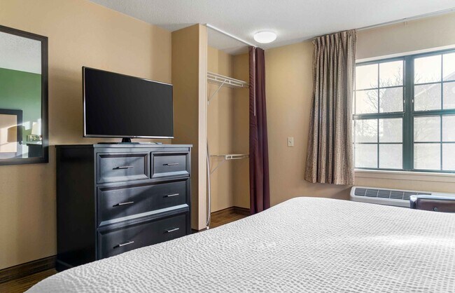 Building Photo - Furnished Studio-Detroit - Farmington Hills