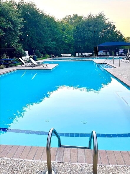 Building Photo - 11490 La Grange Dr