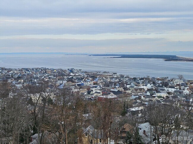 Building Photo - 45 Miller St