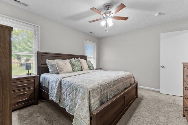 Building Photo - Updated 3 Bed, 2 Bath Home with Fenced Yard