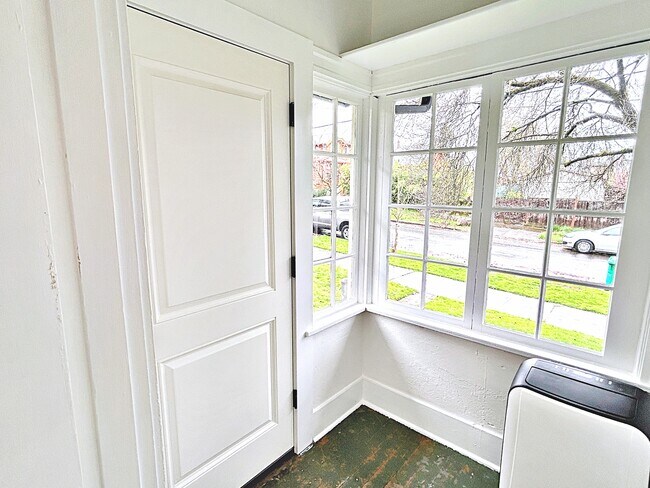 Building Photo - 858 N Stafford St