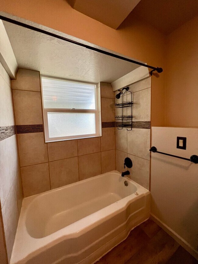 Building Photo - Country living home