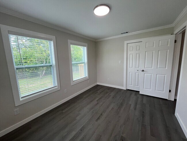 Building Photo - Newly Renovated 3 bedroom, 2 bath home in ...