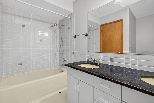 Building Photo - 7245 N Kostner Ave