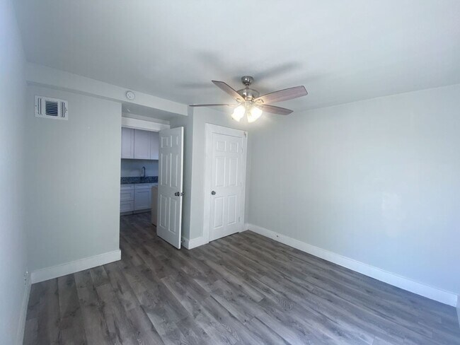 Building Photo - AVAILABLE NOW 2 BD/1 BA HOUSE FOR RENT! UN...