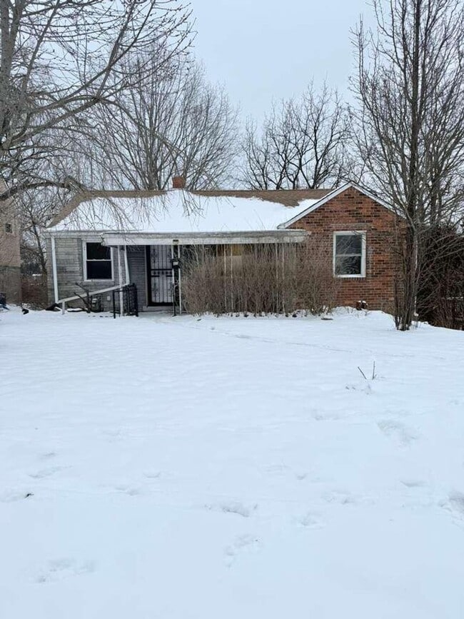 Building Photo - Spacious and beautifully updated 3-bedroom, 1.5-bath