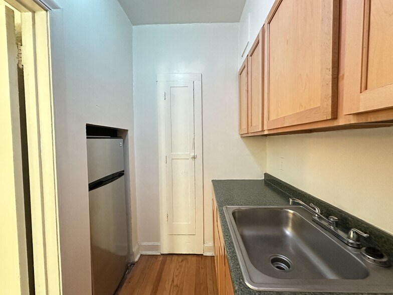Building Photo - 562 W Arlington Pl
