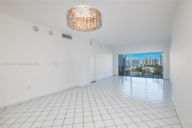 Building Photo - 500 Bayview Dr