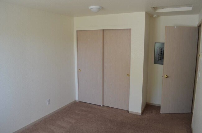 Building Photo - Stylish Modern 3 Bed, 2.5 Bath Townhouse i...