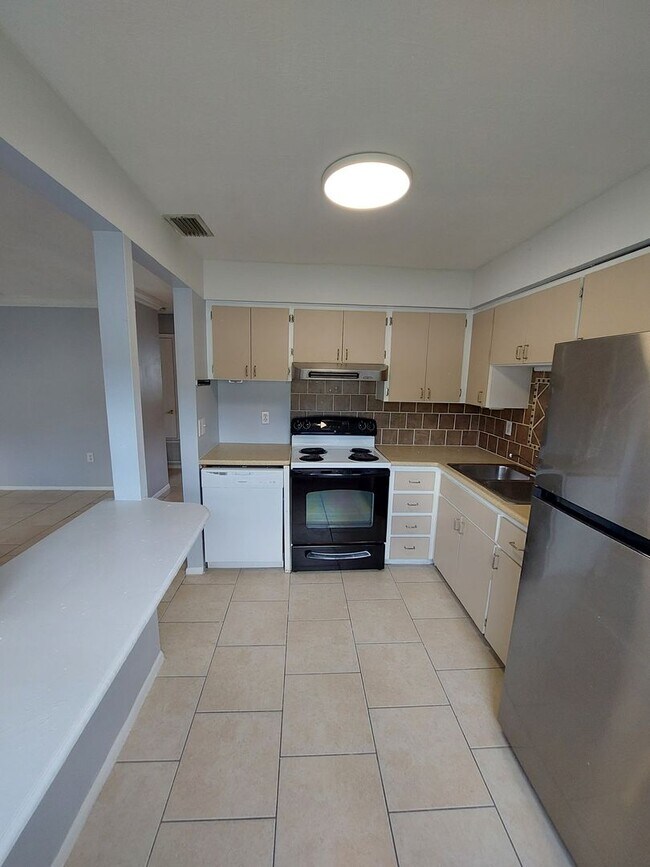 Building Photo - Adorable and Comfortable Sarasota Duplex! **Housing Choice Vouchers accepted**