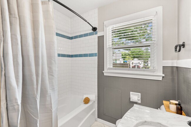 Building Photo - Beautiful home just north of downtown Columbia. Located on a quiet street. 3 Bed 1 Bath. Availabl...