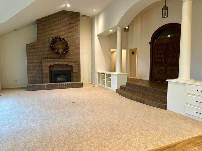 Building Photo - Available now, Executive 4 bdrm home with pool & hot tub!