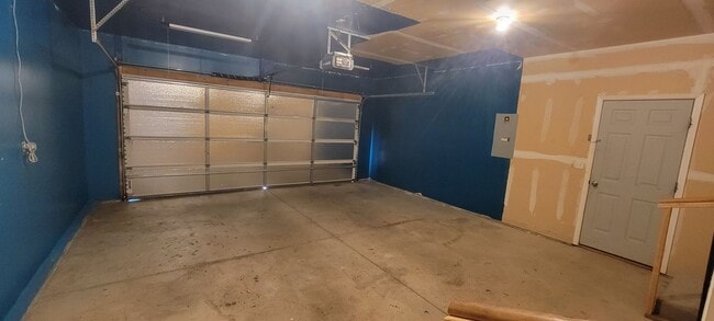 Building Photo - 3 Bedroom Home