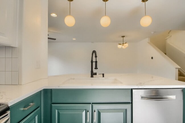 Building Photo - Beautiful 3 bedroom townhome in Central Park (Stapleton) Neighborhood