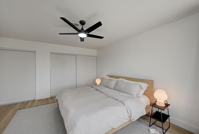 Building Photo - Furnished 4 bedroom home in the Lakes!