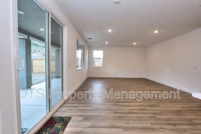 Building Photo - 3349 Hedgerow Ct